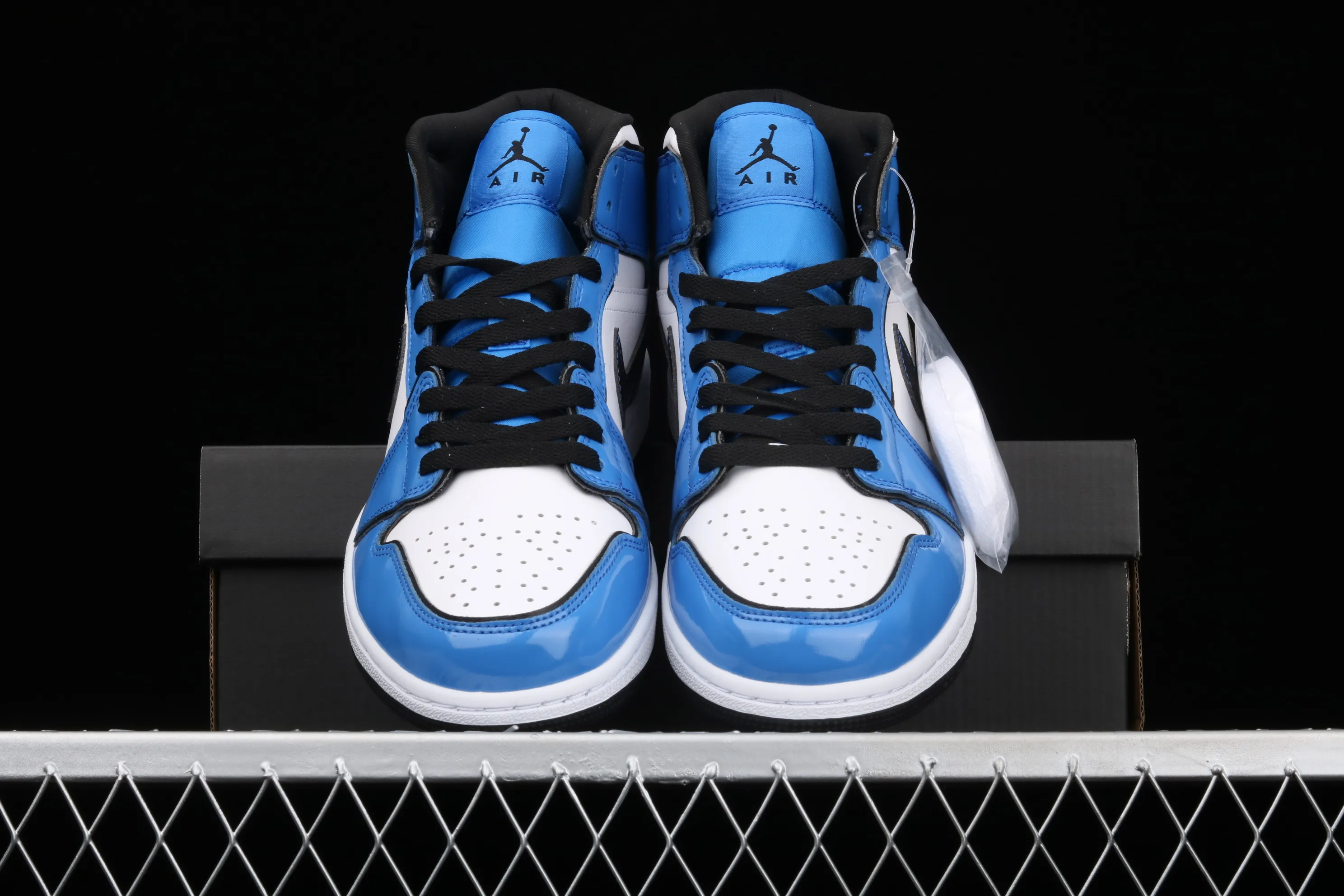 All categories Air Jordan Jordan series basketball shoes Air Jordan 1 Mid Air Jordan 1 Mid AJ1 Joe 1 patent leather white and blue Zhongbang basketball shoes DD6834-402
